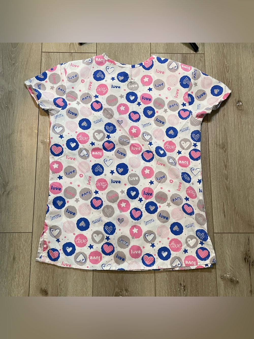 Trendy XS Scrub Top - I Love Scrubs Pink Blue Hearts Stars Pattern - Picture 3 of 5